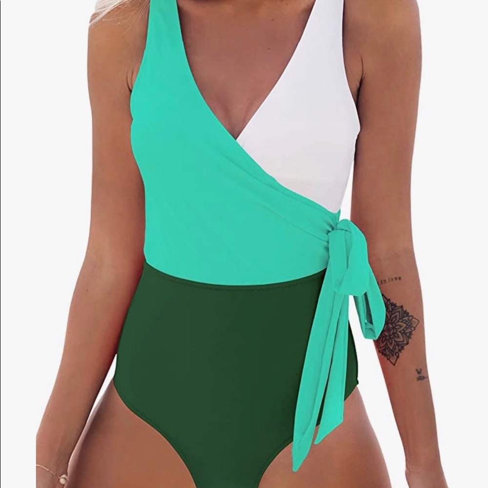New, never worn Cupshe women’s one piece